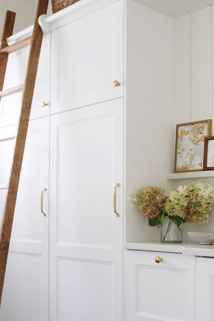 white cabinet doors with brass cabinet knobs