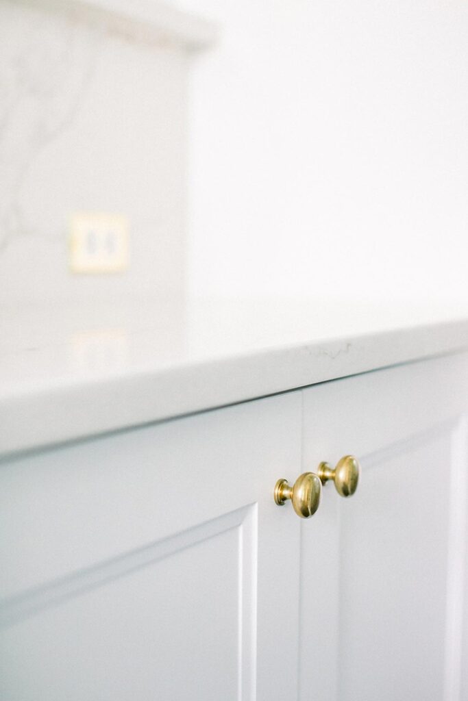white cabinet doors with brass cabinet knobs